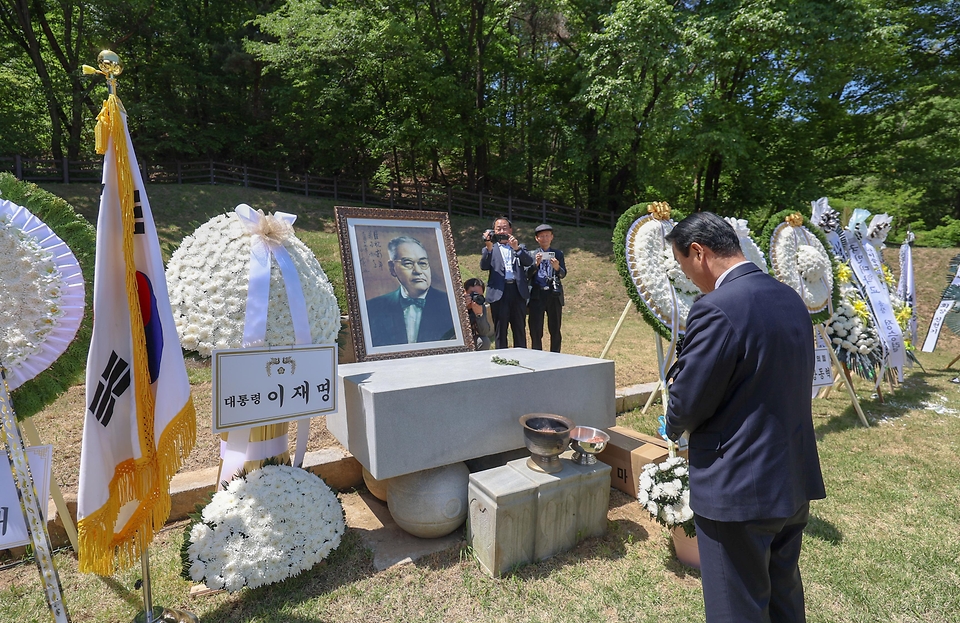 권오을 국가보훈부 장관이 5월 5일 서울 강북구 해공 신익희선생 묘역에서 열린 해공 신익희선생 서거 70주기 추모식에 참석해 추모사를 하고 있다.