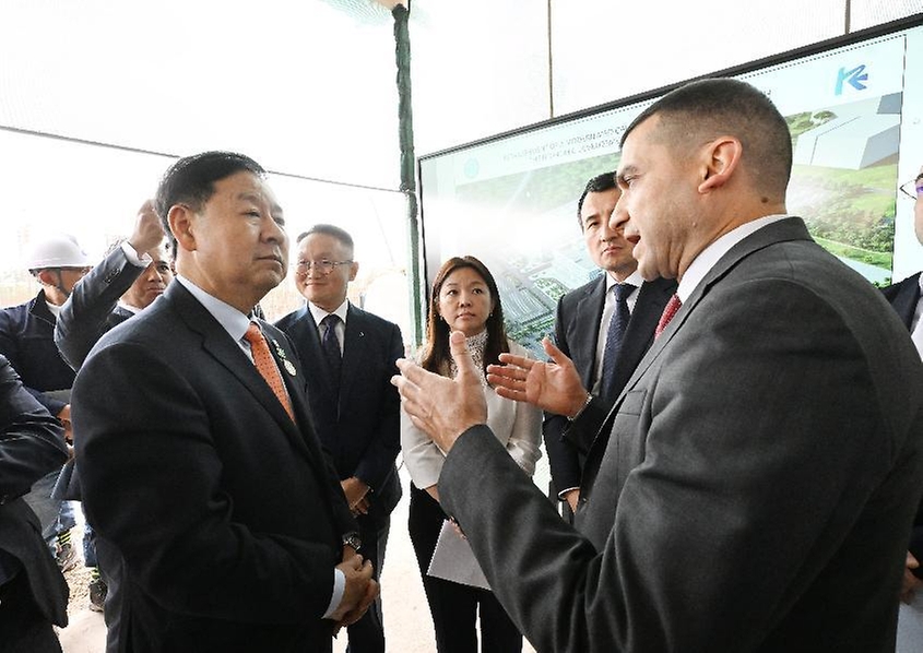 한·중·일 재무장관회의, ASEAN+3 재무장관회의 및 아시아개발은행(ADB) 연차총회 참석차 우즈베키스탄을 방문 중인 구윤철 부총리 겸 재정경제부 장관이 5월 2일(현지 시간) 보건분야 대외경제협력기금(EDCF) 협력사업인 우즈벡 국립아동병원을 방문, 메디컬 클러스터 부지를 시찰하며 관계자의 설명을 듣고 있다.