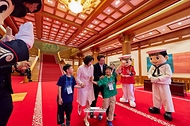 5월 5일 청와대 본관에서 열린 '2026년 제104회 어린이날 청와대 초청행사'에서 이재명 대통령과 김혜경 여사와 인사를 마친 한 어린이가 행사장으로 이동하고 있다.