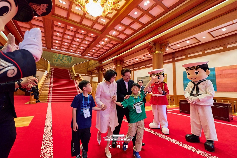 5월 5일 청와대 본관에서 열린 '2026년 제104회 어린이날 청와대 초청행사'에서 이재명 대통령과 김혜경 여사와 인사를 마친 한 어린이가 행사장으로 이동하고 있다.