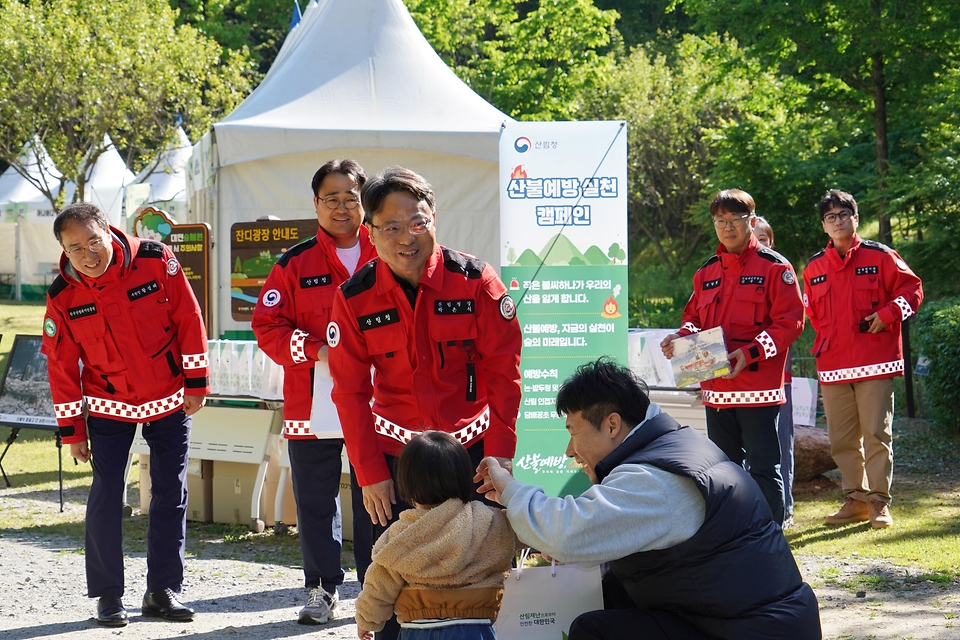 박은식 산림청장이 5월 5일 어린이날을 맞아 대전 유성구 국립대전숲체원에서 가족 단위 나들이객과 숲체원 이용자들을 대상으로 산불예방 캠페인을 하고 있다.