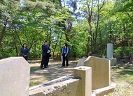 권오을 국가보훈부 장관이 서울 수유 국가관리묘역 독립유공자 묘소 현장방문을 위해 5월 5일 서울시 강북구 수유동 국가관리묘역에 위치한 신하균 선생 묘소를 들려 헌화 후 살펴보고 있다.