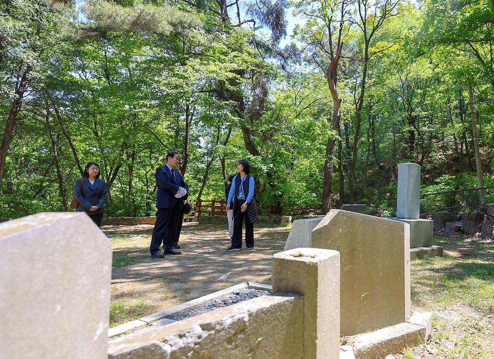권오을 국가보훈부 장관이 서울 수유 국가관리묘역 독립유공자 묘소 현장방문을 위해 5월 5일 서울시 강북구 수유동 국가관리묘역에 위치한 신하균 선생 묘소를 들려 헌화 후 살펴보고 있다.