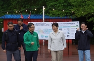 송미령 농림축산식품부 장관과 박은식 산림청장이 5월 3일 충남 홍성군 동서트레일 12구간 약 2.4km를 직접 걸으며 트레킹 노선 관리 상태와 이용 안전 편의 시설 등을 점검하고 있다.