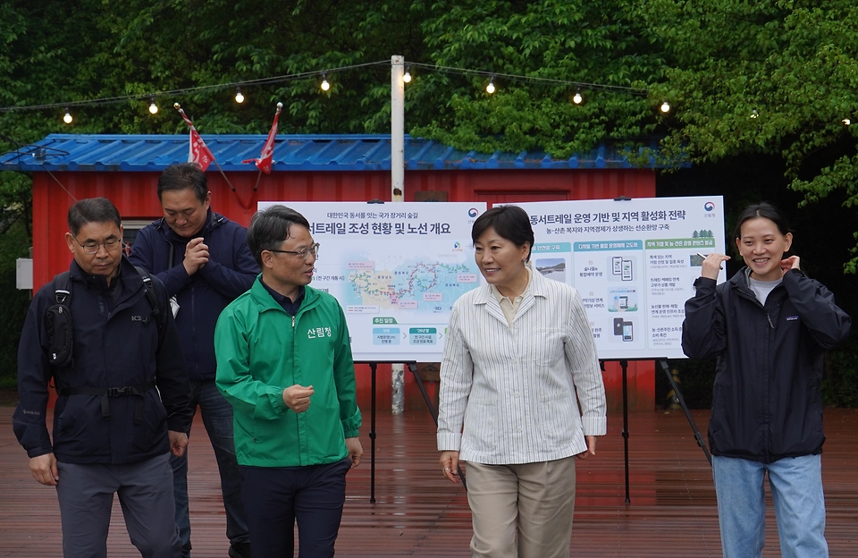 송미령 농림축산식품부 장관과 박은식 산림청장이 5월 3일 충남 홍성군 동서트레일 12구간 약 2.4km를 직접 걸으며 트레킹 노선 관리 상태와 이용 안전 편의 시설 등을 점검하고 있다.