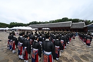 허민 국가유산청장이 국가유산청 산하 국가유산진흥원, 종묘대제봉행위원회와 5월 3일 서울 종로구 종묘에서 ‘2026년 종묘대제’를 봉행하고 있다.