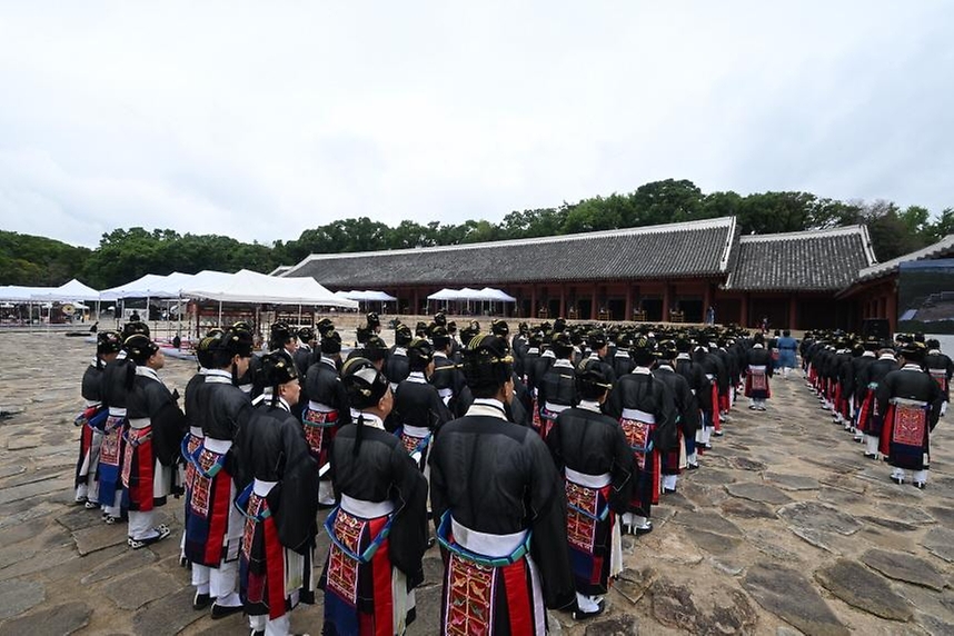 허민 국가유산청장이 국가유산청 산하 국가유산진흥원, 종묘대제봉행위원회와 5월 3일 서울 종로구 종묘에서 ‘2026년 종묘대제’를 봉행하고 있다.