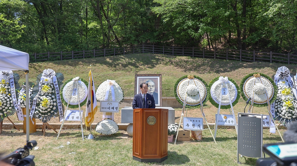 권오을 국가보훈부 장관이 5월 5일 서울 강북구 해공 신익희선생 묘역에서 열린 해공 신익희선생 서거 70주기 추모식에 참석해 추모사를 하고 있다.