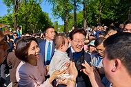 이재명 대통령과 김혜경 여사가 5월 5일 서울 광진구 어린이대공원을 방문해 한 어린이를 품에 안고 기념촬영을 하고 있다.