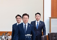 이재명 대통령이 5월 6일 청와대에서 국무회의 겸 비상경제점검회의에 입장하고 있다.