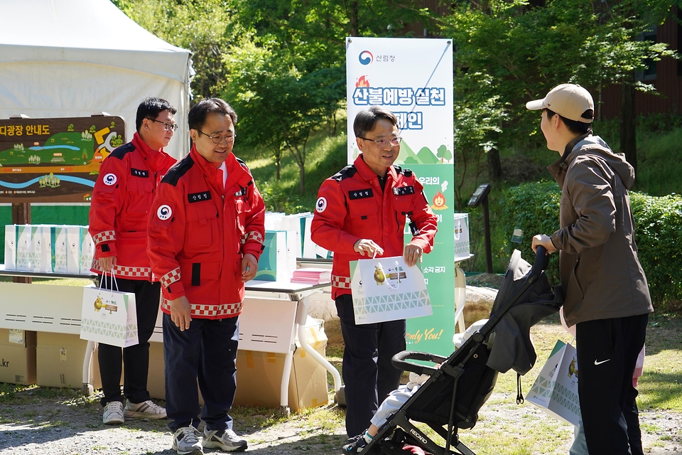 박은식 산림청장이 5월 5일 어린이날을 맞아 대전 유성구 국립대전숲체원에서 가족 단위 나들이객과 숲체원 이용자들을 대상으로 산불예방 캠페인을 하고 있다.