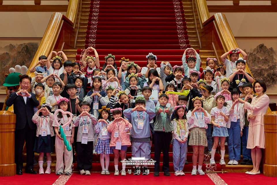 이재명 대통령과 김혜경 여사가 5월 5일 청와대에서 열린 '2026년 제104회 어린이날 청와대 초청행사'에서 어린이들과 기념촬영을 하고 있다.