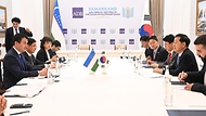 한·중·일 재무장관회의, ASEAN+3 재무장관회의 및 아시아개발은행(ADB) 연차총회 참석차 우즈베키스탄 사마라칸트를 방문 중인 구윤철 부총리 겸 재정경제부 장관이 5월 3일(현지 시간) 콘글래스센터에서 잠시드 호자예프 우즈벡 부총리와 쿠츠카로프 호자예프 우즈벡 부총리와 면담을 하고 있다.