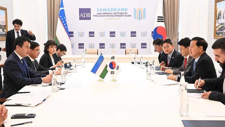 한·중·일 재무장관회의, ASEAN+3 재무장관회의 및 아시아개발은행(ADB) 연차총회 참석차 우즈베키스탄 사마라칸트를 방문 중인 구윤철 부총리 겸 재정경제부 장관이 5월 3일(현지 시간) 콘글래스센터에서 잠시드 호자예프 우즈벡 부총리와 쿠츠카로프 호자예프 우즈벡 부총리와 면담을 하고 있다.