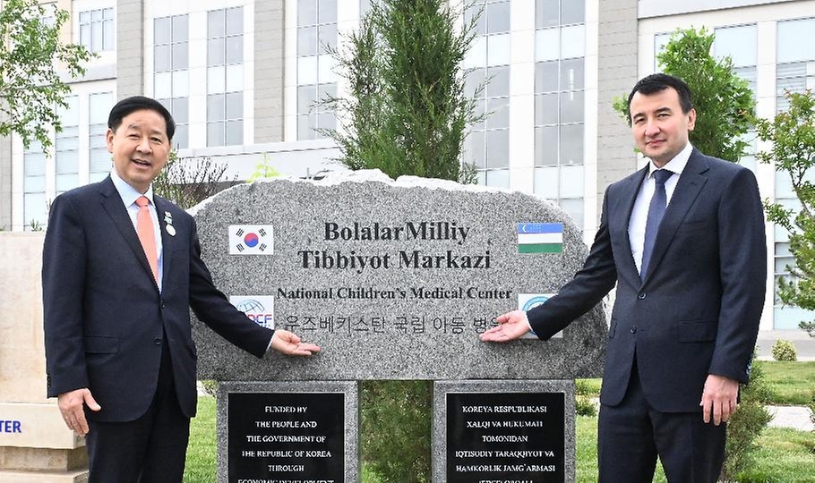 한·중·일 재무장관회의, ASEAN+3 재무장관회의 및 아시아개발은행(ADB) 연차총회 참석차 우즈베키스탄을 방문 중인 구윤철 부총리 겸 재정경제부 장관이 5월 2일(현지 시간) 보건분야 대외경제협력기금(EDCF) 협력사업인 우즈벡 국립아동병원을 방문, 병원정문 EDCF 표지석에서 잠시드 호자예프 우즈벡 부총리와 기념사진을 찍고 있다.
