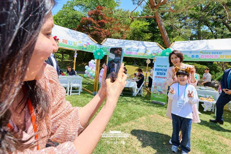 김혜경 여사가 5월 5일 청와대 녹지원에서 열린 '2026년 제104회 어린이날 청와대 초청행사'에 참석한 어린이와 기념 촬영하고 있다.