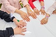 김혜경 여사가 5월 5일 청와대 녹지원에서 열린 '2026년 제104회 어린이날 청와대 초청행사'에 참석한 어린이들과 함께 손등에 페이스 페인팅을 받은 후 기념 촬영하고 있다.