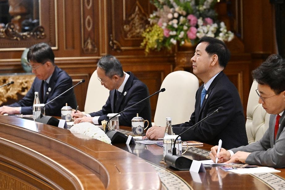 구윤철 부총리 겸 재정경제부장관이 5월 3일(현지 시간) 우즈베키스탄 사마르칸트 콩그레스센터(congress center)에서 미르지요예프 우즈베키스탄 대통령을 예방하고 양국 간 경제협력 강화 방안을 논의하고 있다.