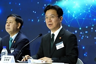 김영훈 고용노동부 장관이 관계 부처(재정경제부·교육부·행정안전부·산업통상부·보건복지부·중소벤처기업부·국세청) 및 한국경제인협회와 4월 29일 서울 양재 aT센터 '2026 대한민국 상생 채용박람회' 현장에서 "내일의 꿈, 오늘 청년에게 듣다"를 주제로 '민관합동 청년뉴딜 보고회'를 개최하고 있다.