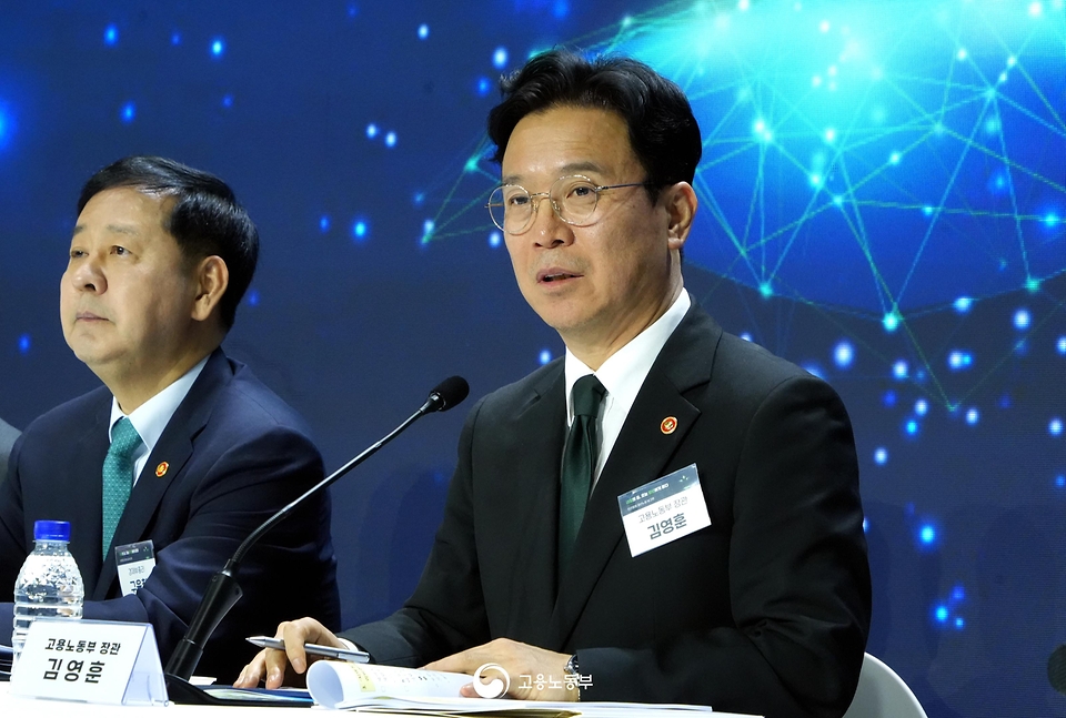 김영훈 고용노동부 장관이 관계 부처(재정경제부·교육부·행정안전부·산업통상부·보건복지부·중소벤처기업부·국세청) 및 한국경제인협회와 4월 29일 서울 양재 aT센터 '2026 대한민국 상생 채용박람회' 현장에서 "내일의 꿈, 오늘 청년에게 듣다"를 주제로 '민관합동 청년뉴딜 보고회'를 개최하고 있다.