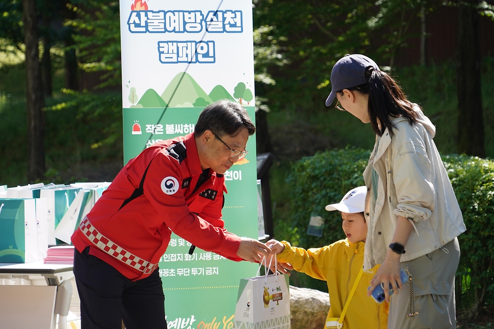 박은식 산림청장이 5월 5일 어린이날을 맞아 대전 유성구 국립대전숲체원에서 가족 단위 나들이객과 숲체원 이용자들을 대상으로 산불예방 캠페인을 하고 있다.