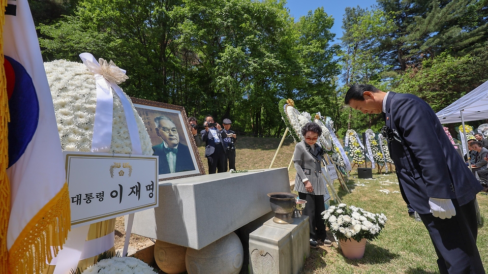 권오을 국가보훈부 장관이 5월 5일 서울 강북구 해공 신익희선생 묘역에서 열린 해공 신익희선생 서거 70주기 추모식에 참석해 추모사를 하고 있다.
