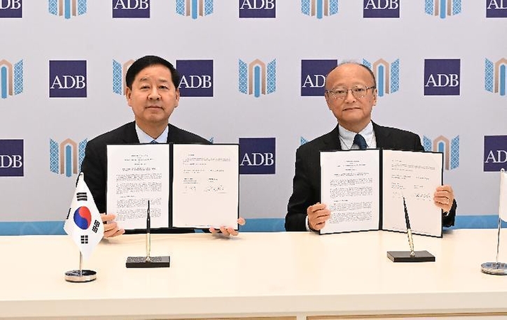 한·중·일 재무장관회의, ASEAN+3 재무장관회의 및 아시아개발은행(ADB) 연차총회 참석차 우즈베키스탄 사마라칸트를 방문 중인 구윤철 부총리 겸 재정경제부 장관이 5월 3일(현지 시간) 콘글래서센터에서 칸다 마사토 아시아개발은행(ADB) 총재와 면담 후 ADB AI 혁신개발센터 설립 양해각서(MOU)에 서명, 기념사진을 찍고 있다.