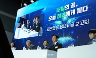 김영훈 고용노동부 장관이 관계 부처(재정경제부·교육부·행정안전부·산업통상부·보건복지부·중소벤처기업부·국세청) 및 한국경제인협회와 4월 29일 서울 양재 aT센터 '2026 대한민국 상생 채용박람회' 현장에서 "내일의 꿈, 오늘 청년에게 듣다"를 주제로 '민관합동 청년뉴딜 보고회'를 개최하고 있다.