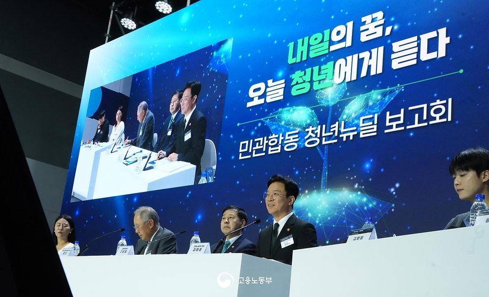 김영훈 고용노동부 장관이 관계 부처(재정경제부·교육부·행정안전부·산업통상부·보건복지부·중소벤처기업부·국세청) 및 한국경제인협회와 4월 29일 서울 양재 aT센터 '2026 대한민국 상생 채용박람회' 현장에서 "내일의 꿈, 오늘 청년에게 듣다"를 주제로 '민관합동 청년뉴딜 보고회'를 개최하고 있다.