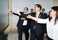 한·중·일 재무장관회의, ASEAN+3 재무장관회의 및 아시아개발은행(ADB) 연차총회 참석차 우즈베키스탄을 방문 중인 구윤철 부총리 겸 재정경제부 장관이 5월 2일(현지 시간) 보건분야 대외경제협력기금(EDCF) 협력사업인 우즈벡 국립아동병원을 방문, 메디컬 클러스터 부지를 시찰하며 관계자의 설명을 듣고 있다.