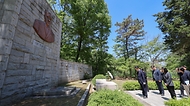 권오을 국가보훈부 장관이 서울 수유 국가관리묘역 독립유공자 묘소 현장방문을 위해 5월 5일 서울시 강북구 수유동 국가관리묘역에 위치한 신하균 선생 묘소를 들려 헌화 후 살펴보고 있다.