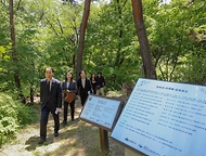 권오을 국가보훈부 장관이 서울 수유 국가관리묘역 독립유공자 묘소 현장방문을 위해 5월 5일 서울시 강북구 수유동 국가관리묘역에 위치한 신하균 선생 묘소를 들려 헌화 후 살펴보고 있다.
