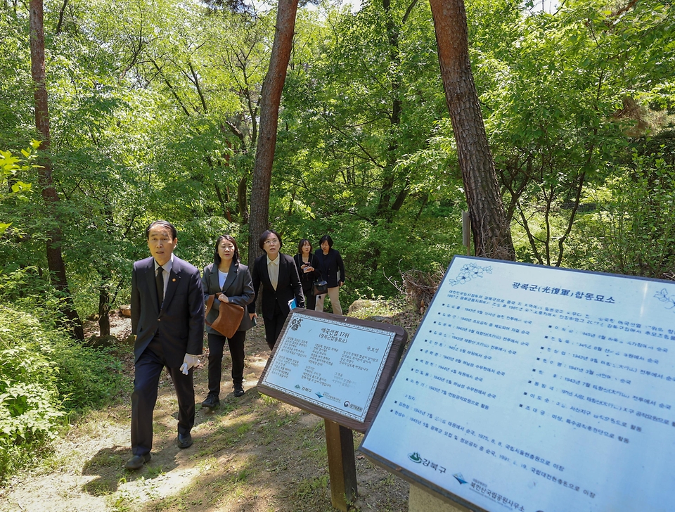 권오을 국가보훈부 장관이 서울 수유 국가관리묘역 독립유공자 묘소 현장방문을 위해 5월 5일 서울시 강북구 수유동 국가관리묘역에 위치한 신하균 선생 묘소를 들려 헌화 후 살펴보고 있다.