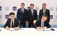 한·중·일 재무장관회의, ASEAN+3 재무장관회의 및 아시아개발은행(ADB) 연차총회 참석차 우즈베키스탄 사마라칸트를 방문 중인 구윤철 부총리 겸 재정경제부 장관이 5월 3일(현지 시간) 콘글래스센터에서 잠시드 호자예프 우즈벡 부총리와 쿠츠카로프 호자예프 우즈벡 부총리와 면담 후 한국수출입은행-우즈베키스탄 투자산업무역부 간 전략적 파트너십 강화에 대한 MOU에 배석해 기념사진을 찍고 있다.