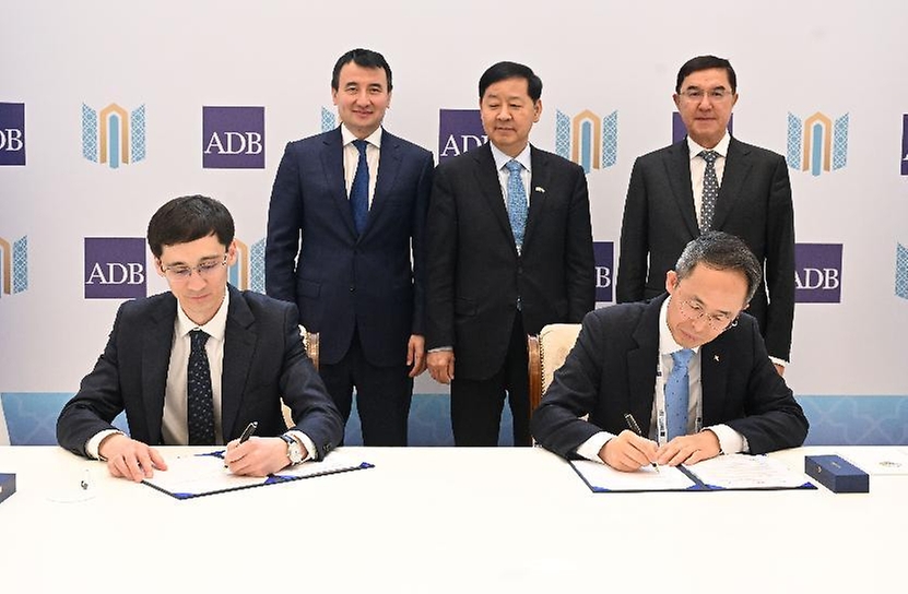 한·중·일 재무장관회의, ASEAN+3 재무장관회의 및 아시아개발은행(ADB) 연차총회 참석차 우즈베키스탄 사마라칸트를 방문 중인 구윤철 부총리 겸 재정경제부 장관이 5월 3일(현지 시간) 콘글래스센터에서 잠시드 호자예프 우즈벡 부총리와 쿠츠카로프 호자예프 우즈벡 부총리와 면담 후 한국수출입은행-우즈베키스탄 투자산업무역부 간 전략적 파트너십 강화에 대한 MOU에 배석해 기념사진을 찍고 있다.