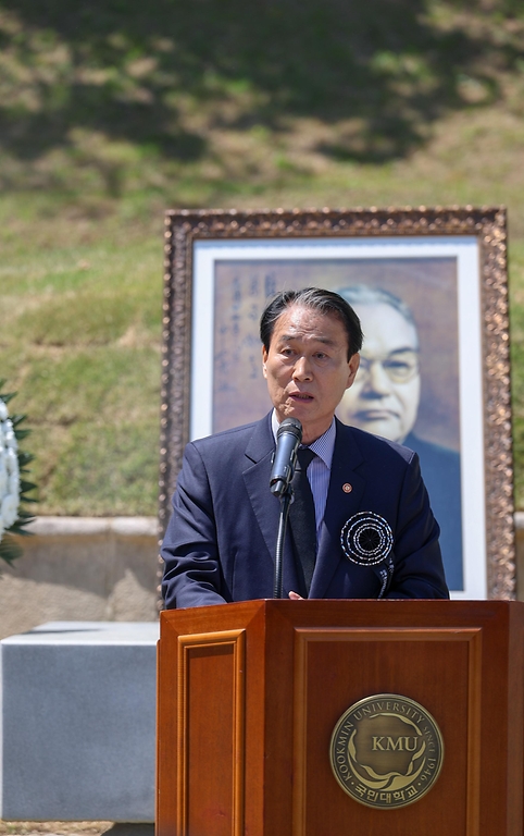 권오을 국가보훈부 장관이 5월 5일 서울 강북구 해공 신익희선생 묘역에서 열린 해공 신익희선생 서거 70주기 추모식에 참석해 추모사를 하고 있다.
