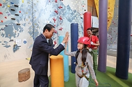 권오을 국가보훈부 장관이 5월 4일 서울시 마포구 서울산악문화체험센터에서 열린 2026 히어로즈 패밀리 어린이날 격려 행사에 참석해 히어로즈 패밀리 자녀들과 함께 기념촬영을 하고 있다.