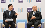 한·중·일 재무장관회의, ASEAN+3 재무장관회의 및 아시아개발은행(ADB) 연차총회 참석차 우즈베키스탄 사마라칸트를 방문 중인 구윤철 부총리 겸 재정경제부 장관이 5월 3일(현지 시간) 콘글래서센터에서 칸다 마사토 아시아개발은행(ADB) 총재와 면담을 하고 있다.