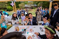 이재명 대통령이 5월 5일 청와대 녹지원에서 열린 '2026년 제104회 어린이날 청와대 초청행사'에 참석한 어린이와 기념 촬영하고 있다.