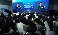 김영훈 고용노동부 장관이 관계 부처(재정경제부·교육부·행정안전부·산업통상부·보건복지부·중소벤처기업부·국세청) 및 한국경제인협회와 4월 29일 서울 양재 aT센터 '2026 대한민국 상생 채용박람회' 현장에서 "내일의 꿈, 오늘 청년에게 듣다"를 주제로 '민관합동 청년뉴딜 보고회'를 개최하고 있다.