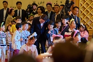 이재명 대통령과 김혜경 여사가 5월 5일 청와대에서 열린 '2026년 제104회 어린이날 청와대 초청행사'에서 어린이들과 간담회를 마친 뒤 기념촬영을 위해 이동하고 있다.