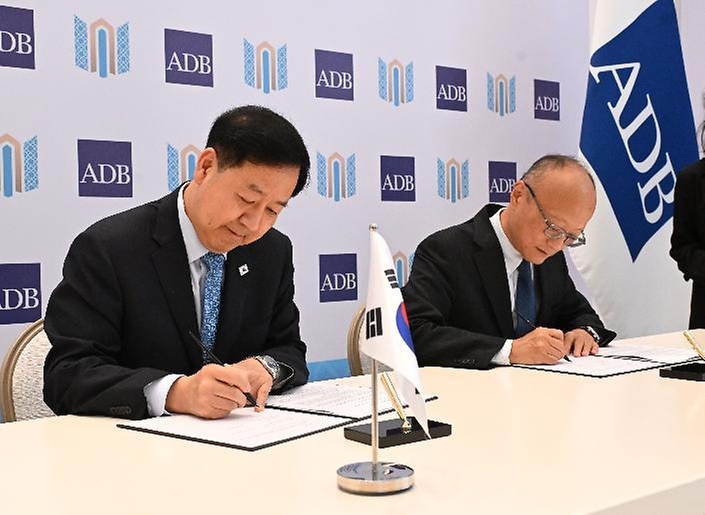 한·중·일 재무장관회의, ASEAN+3 재무장관회의 및 아시아개발은행(ADB) 연차총회 참석차 우즈베키스탄 사마라칸트를 방문 중인 구윤철 부총리 겸 재정경제부 장관이 5월 3일(현지 시간) 콘글래서센터에서 칸다 마사토 아시아개발은행(ADB) 총재와 면담 후 ADB AI 혁신개발센터 설립 양해각서(MOU)에 서명, 기념사진을 찍고 있다.