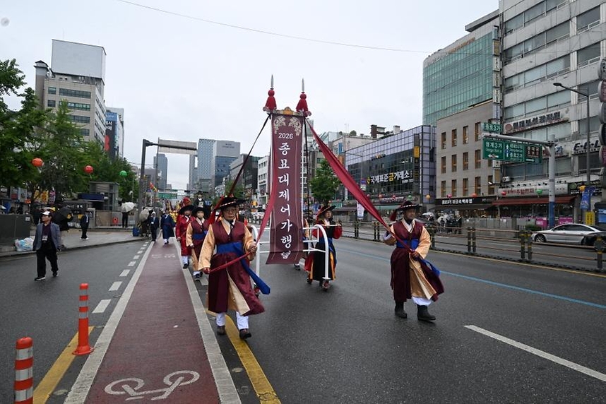 허민 국가유산청장이 국가유산청 산하 국가유산진흥원, 종묘대제봉행위원회와 5월 3일 서울 종로구 종묘에서 ‘2026년 종묘대제’를 봉행하고 있다.