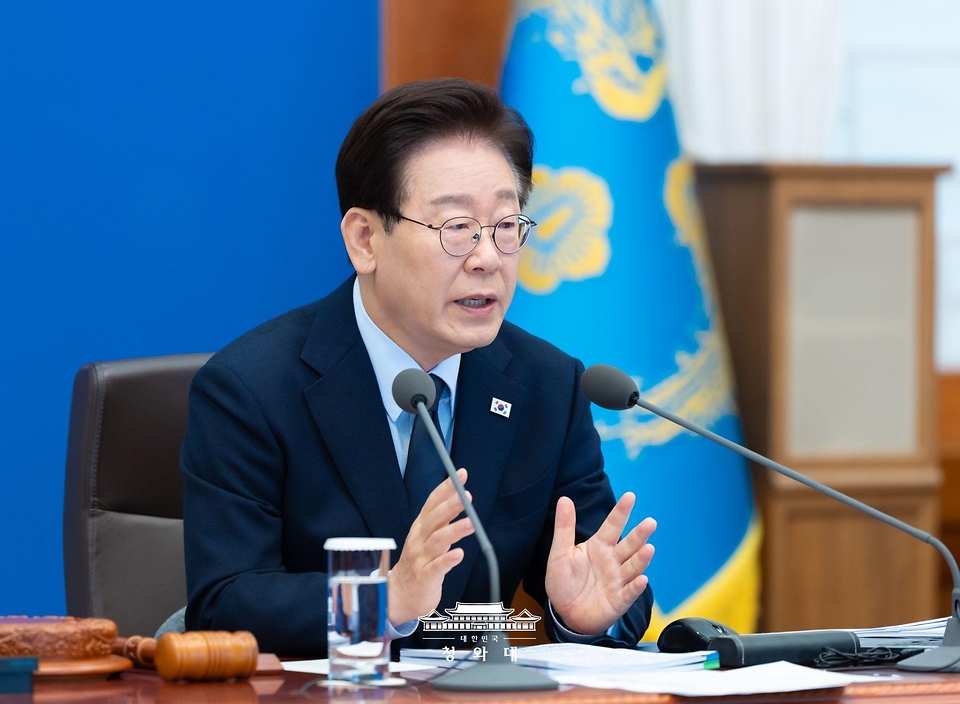 이재명 대통령이 5월 6일 청와대에서 열린 국무회의 겸 비상경제점검회의에서 발언하고 있다.