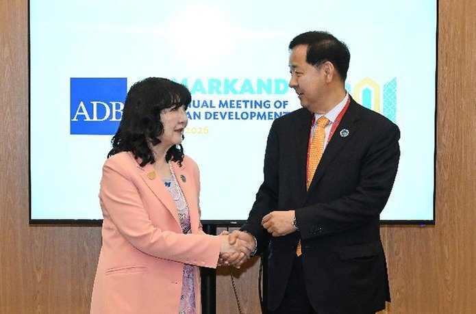 한·중·일 재무장관회의, ASEAN+3 재무장관회의 및 아시아개발은행(ADB) 연차총회 참석차 우즈베키스탄 사마라칸트를 방문 중인 구윤철 부총리 겸 재정경제부 장관이 5월 4일(현지 시간) 엑스포에서 가타야마 사쓰키 일본 재무장관과 악수하며 인사하고 있다.
