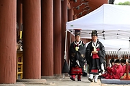 허민 국가유산청장이 국가유산청 산하 국가유산진흥원, 종묘대제봉행위원회와 5월 3일 서울 종로구 종묘에서 ‘2026년 종묘대제’를 봉행하고 있다.