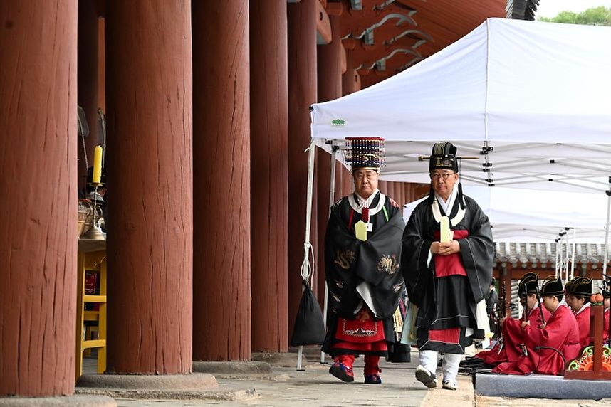 허민 국가유산청장이 국가유산청 산하 국가유산진흥원, 종묘대제봉행위원회와 5월 3일 서울 종로구 종묘에서 ‘2026년 종묘대제’를 봉행하고 있다.