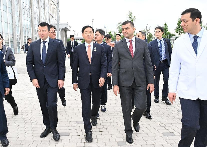 한·중·일 재무장관회의, ASEAN+3 재무장관회의 및 아시아개발은행(ADB) 연차총회 참석차 우즈베키스탄을 방문 중인 구윤철 부총리 겸 재정경제부 장관이 5월 2일(현지 시간) 보건분야 대외경제협력기금(EDCF) 협력사업인 우즈벡 국립아동병원을 방문, 잠시드 호자예프 우즈벡 부총리 함께 메디컬 클러스터 부지를 시찰하고 있다.