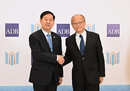 한·중·일 재무장관회의, ASEAN+3 재무장관회의 및 아시아개발은행(ADB) 연차총회 참석차 우즈베키스탄 사마라칸트를 방문 중인 구윤철 부총리 겸 재정경제부 장관이 5월 3일(현지 시간) 콘글래서센터에서 칸다 마사토 아시아개발은행(ADB) 총재와 면담에 앞서 악수하며 기념사진을 찍고 있다.