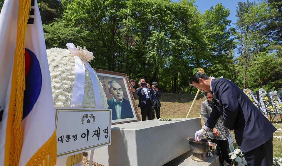 권오을 국가보훈부 장관이 5월 5일 서울 강북구 해공 신익희선생 묘역에서 열린 해공 신익희선생 서거 70주기 추모식에 참석해 추모사를 하고 있다.